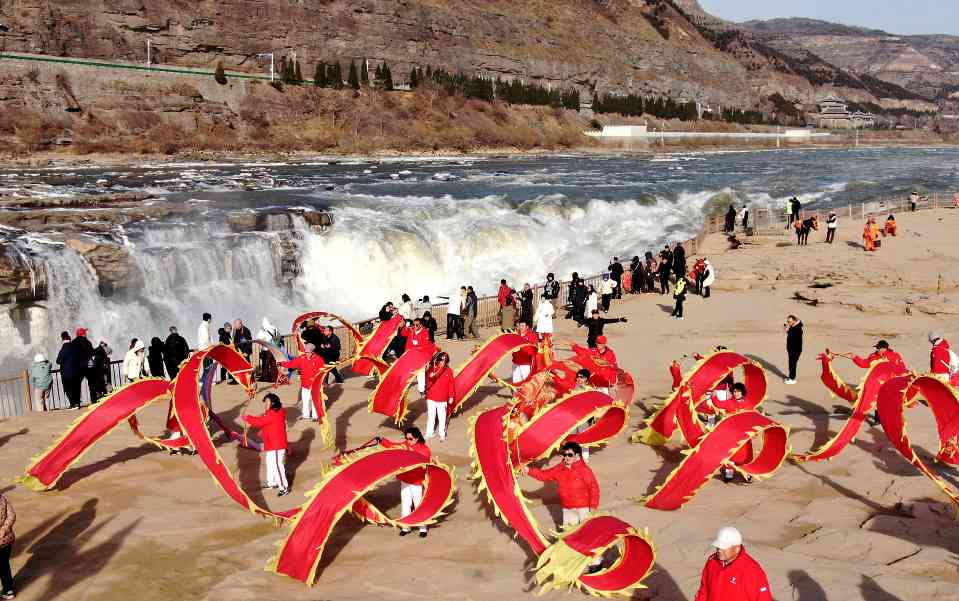 壶口瀑布冰瀑奇观引游客舞龙赏景(图1)