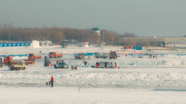 哈尔滨冰雪大世界启动存冰开采 技术与创新引领冰雪季筹备(图3)