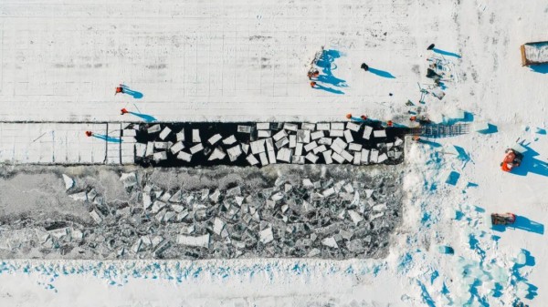 哈尔滨冰雪大世界启动存冰开采 技术与创新引领冰雪季筹备(图1)