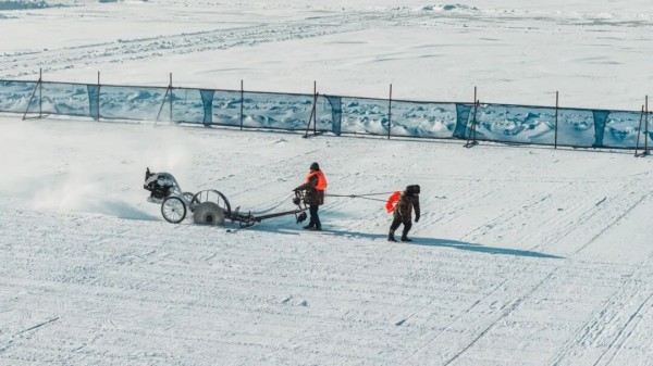 哈尔滨冰雪大世界启动存冰开采 技术与创新引领冰雪季筹备(图2)