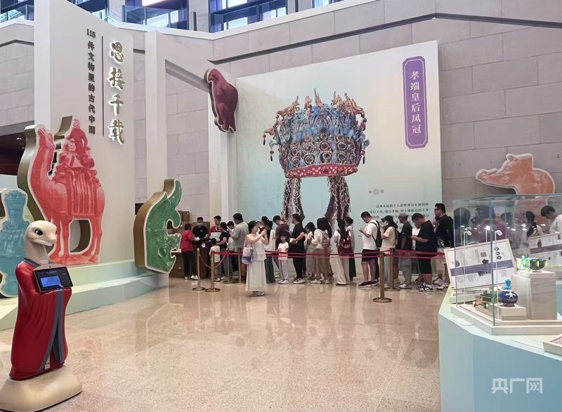 国博凤冠冰箱贴热销突破200万件 文创产品展现传统文化魅力(图2)