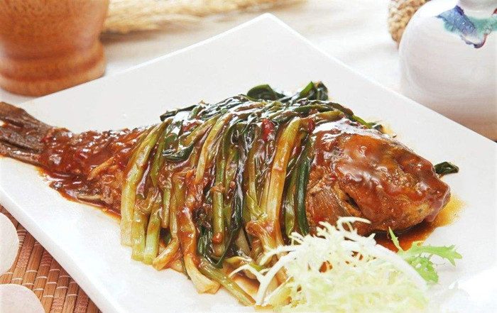 “鲜得来”——葱烤鲫鱼(图2)