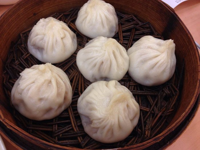 皮薄透亮、味鲜卤足——苏州小笼包子(图2)